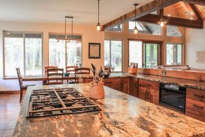 Fridge, microwave, oven, stovetop - Tamarack Haven close to Glacier Park, Whitefish! (Columbia Falls)