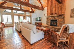 TV, fireplace - Tamarack Haven close to Glacier Park, Whitefish! (Columbia Falls)