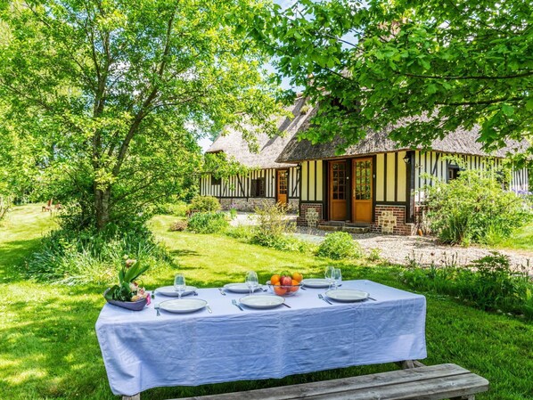 Outdoor dining - Wonderful private villa for 10 people with WIFI, TV and pets allowed (Saint-georges-du-mesnil)