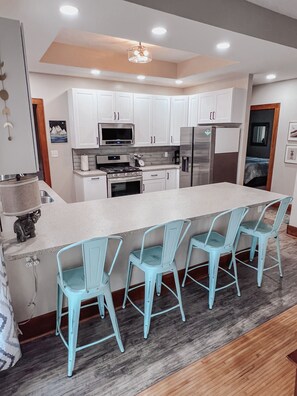 Een koelkast, een microgolfoven, een oven, een kookplaat