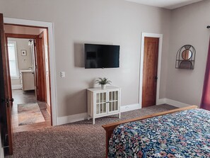 3 bedrooms, desk, iron/ironing board, travel cot