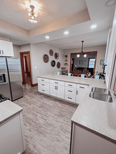 Lucky 7s Bungalow with hot tub