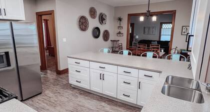 Lucky 7s Bungalow with hot tub