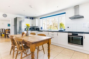 Cottage | Private kitchen | Dishwasher, cookware/dishes/utensils - Rock Hill (Wadebridge)