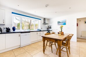 Cottage | Private kitchen | Dishwasher, cookware/dishes/utensils - Rock Hill (Wadebridge)