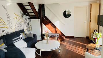 Smart-tv, böcker och en stereo