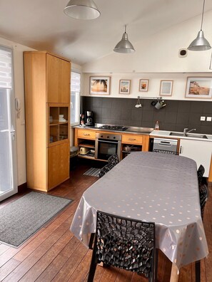 Kylskåp, mikrovågsugn, ugn och spishäll
