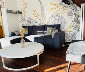 Smart TV, books, stereo