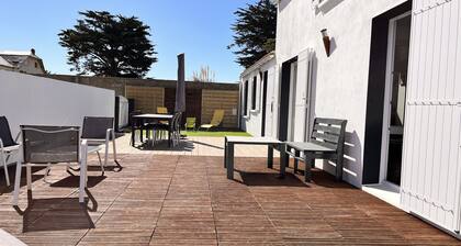 300m from the sea, 3-bedroom house, ideal for families or friends, up to 9 pers.