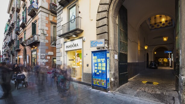 A street with a storefront named 'Pandora' and a blue signboard with text. - Don Pedro Rooms Vicerè di Toledo - Camera 3 (Napoli)