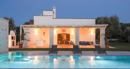 TD Villa Ricchiari Traditional Villa With Designer Pool