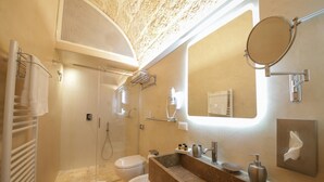 A modern bathroom with a walk-in shower, a toilet, a sink with a vanity, and a large mirror. - TD Casa Kairos Cozy Smart Apartment in the Center (Polignano a Mare)