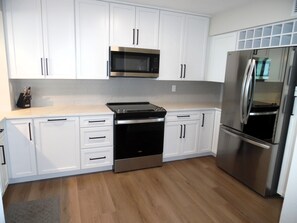 Fridge, microwave, oven, stovetop - Horizons 501 Oceanfront  3 bedroom 2 bath (Daytona Beach)