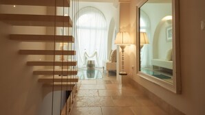 A corridor with a glass railing, a sofa, a lamp, and a large mirror. - TD Dimora Arcadia With Breathtaking Sea View (Monopoli)