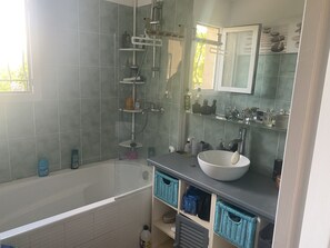 Baignoire, séchoir à cheveux