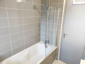 Baignoire, sèche-cheveux, serviettes fournies, savon