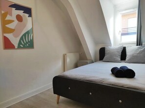 6 bedrooms, desk, iron/ironing board, free WiFi