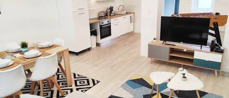 Een televisie en tafelvoetbal