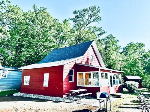Lakefront Heritage Cabin on Lake Victoria – Steps from the Water!
