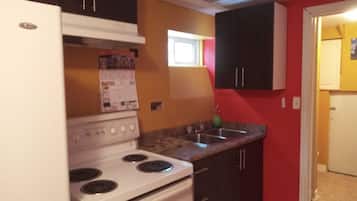 Refrigerador, microondas, parrilla de estufa y comedor