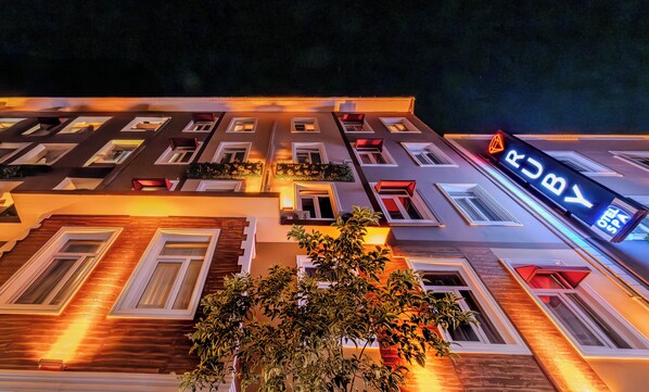 Exterior - Ruby Suit (Istanbul)