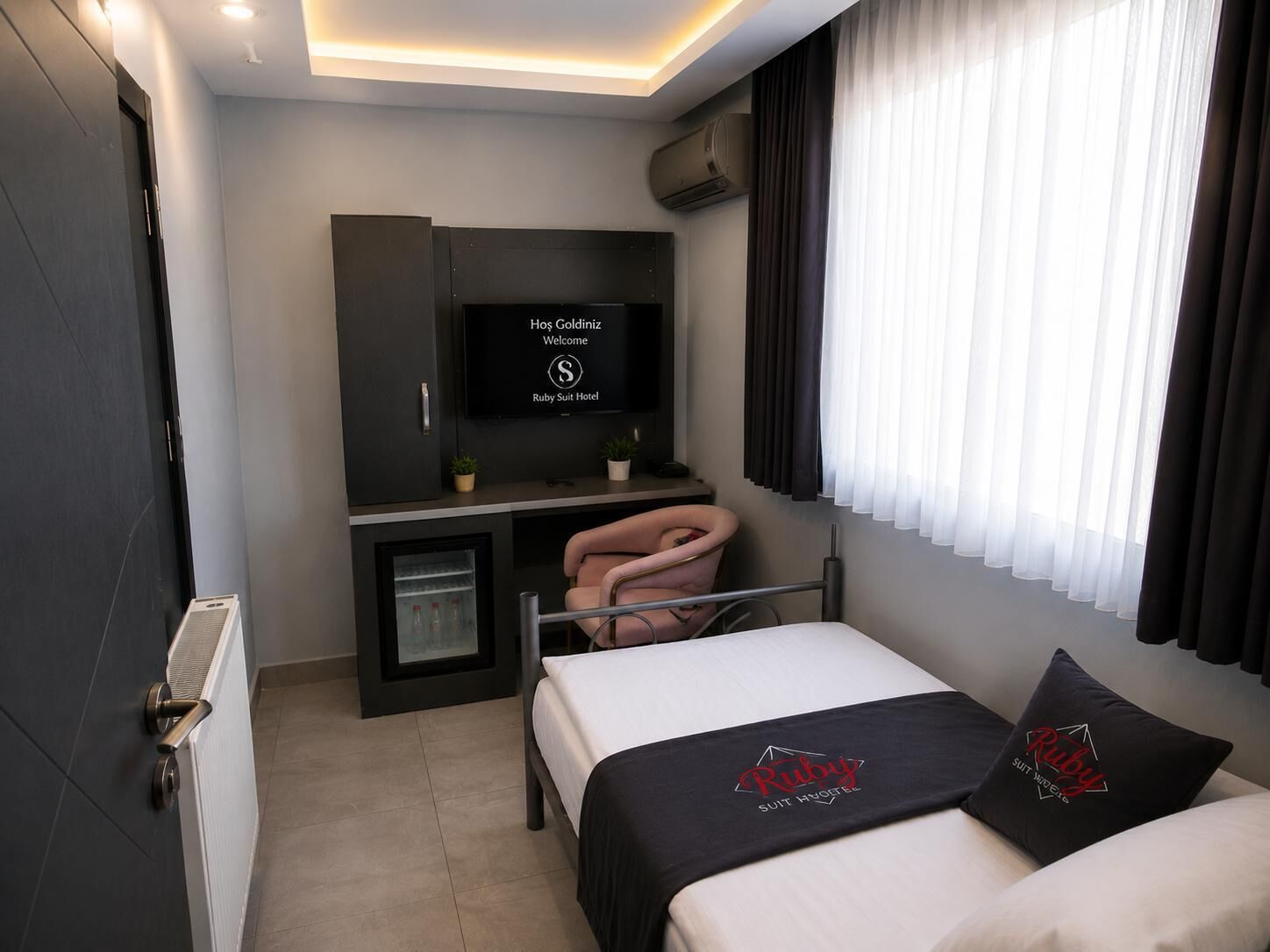 Habitación individual clásica | Minibar, caja fuerte, escritorio y espacio para trabajar con un portátil