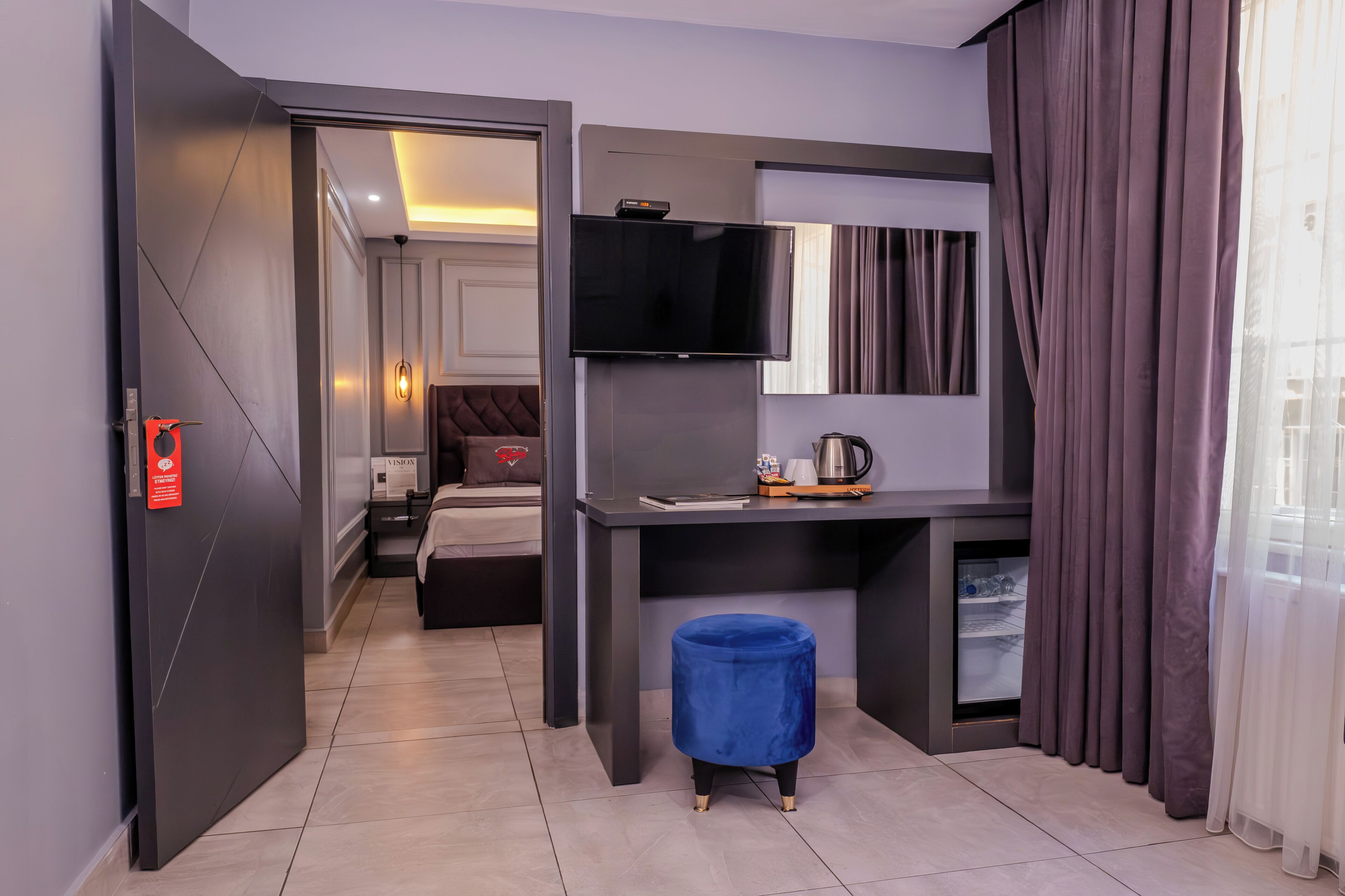 Rom – deluxe | Minibar, safe på rommet, wi-fi (inkludert) og sengetøy