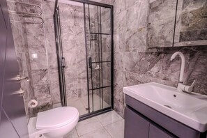 Standard Room | Bathroom | Shower, free toiletries, hair dryer, slippers