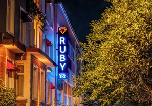 Exterior - Ruby Suit (Istanbul)