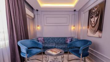 Deluxe kamer | Een minibar, een kluis op de kamer, gratis wifi, beddengoed