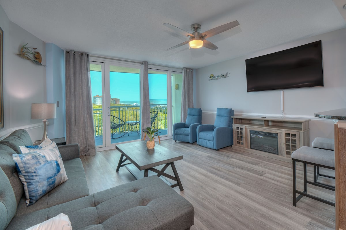 Deluxe Room, 2 Bedrooms, Balcony, Ocean View (402) | Living area