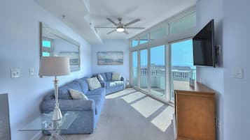 Condo Deluxe, 1 habitación, balcón, vista al océano (PH18) | Área de sala de estar