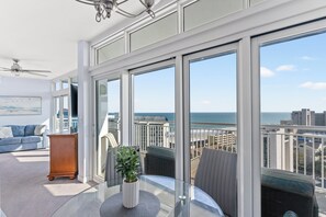 Condo Deluxe, 1 chambre, balcon, vue sur l’océan (PH18) | Repas dans la chambre