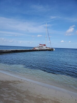 On the beach - Romantic condo with private beach and pool (Montego bay)
