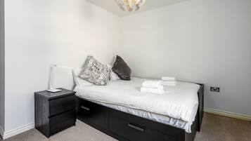 2 bedrooms, internet, bed sheets