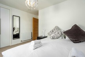 2 bedrooms, internet, bed sheets