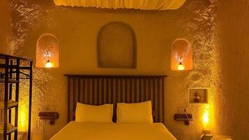 Deluxe studio suite | Luxe beddengoed, een minibar, een kluis op de kamer