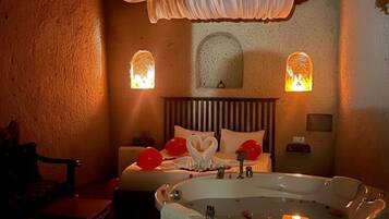 Deluxe Studio Suite | Premium bedding, minibar, in-room safe, iron/ironing board