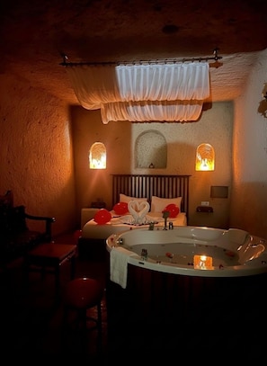 Deluxe Studio Suite | Premium bedding, minibar, in-room safe, iron/ironing board