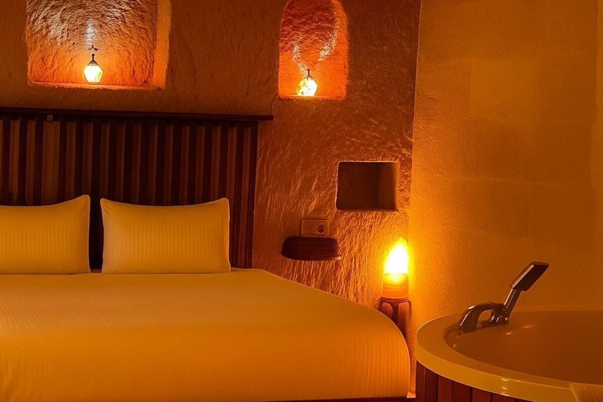 Deluxe Studio Suite | Premium bedding, minibar, in-room safe, iron/ironing board (on request)