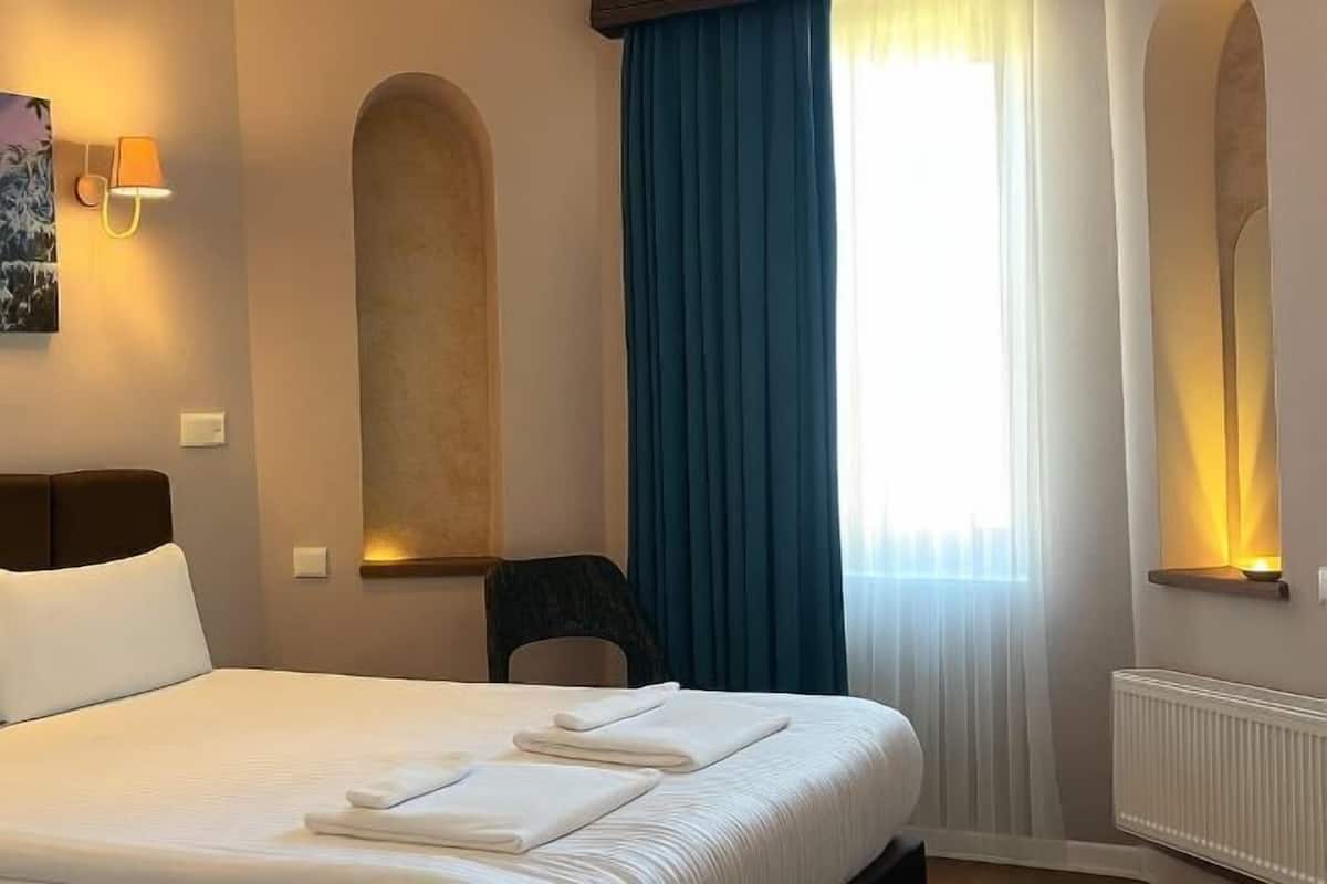 Luxe beddengoed, een minibar, een kluis op de kamer