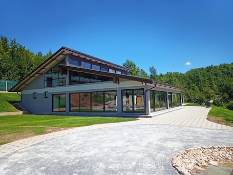 Exterior. Apartment with 4 bedrooms and shared pool