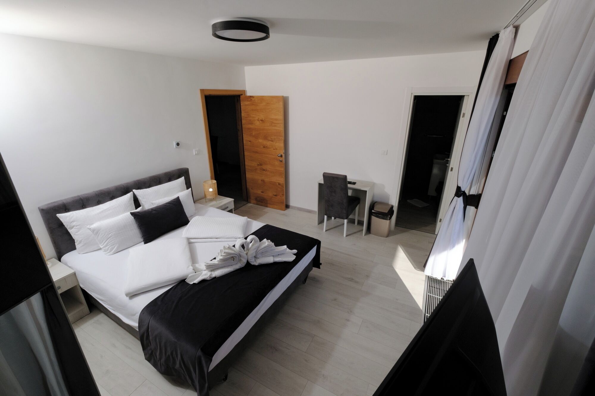 4 bedrooms, iron/ironing board, free WiFi, bed sheets