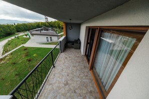 Property grounds - Apartment, 4BDR, shared pool (Sarajevo)