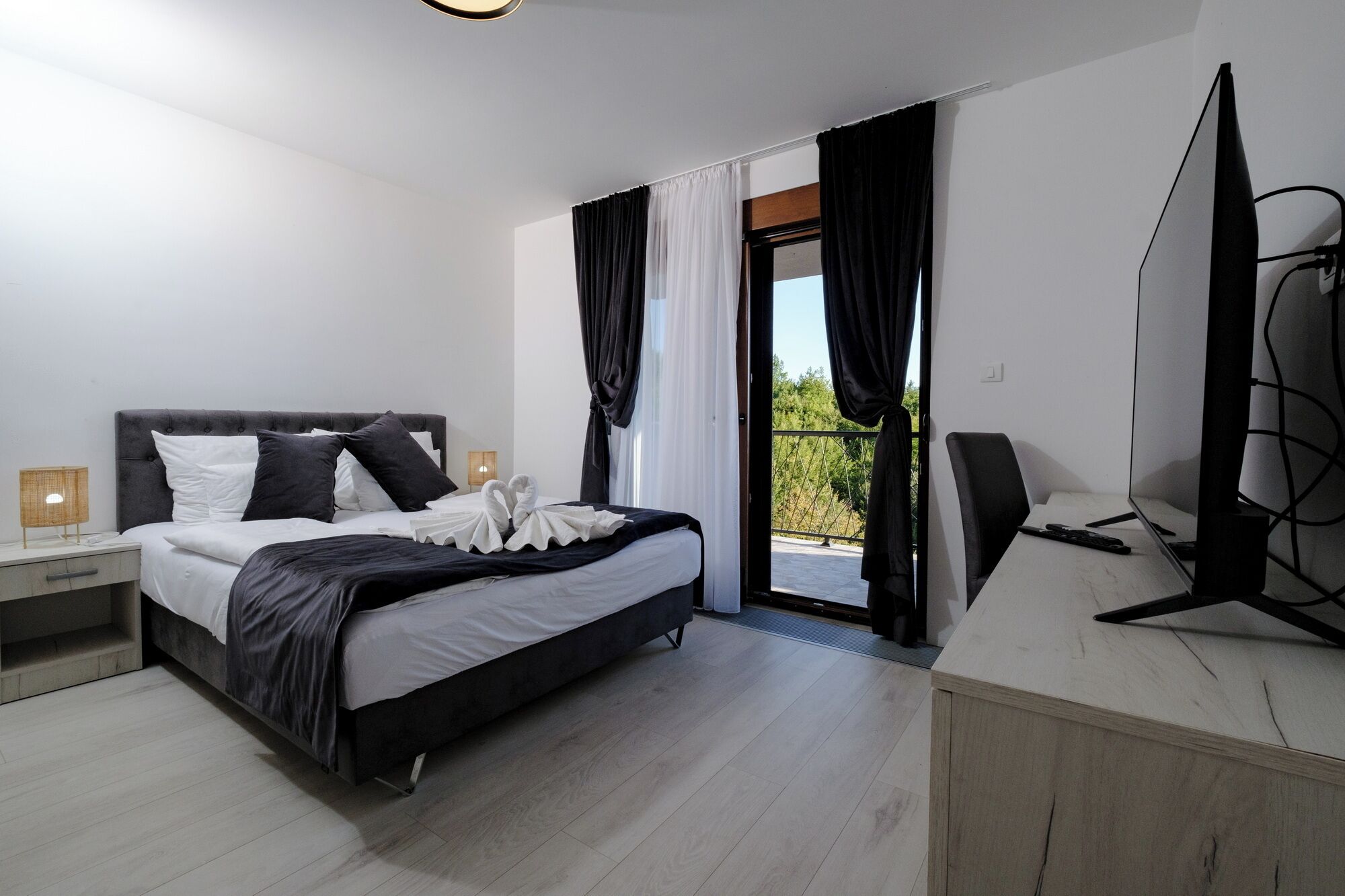 4 bedrooms, iron/ironing board, free WiFi, bed sheets