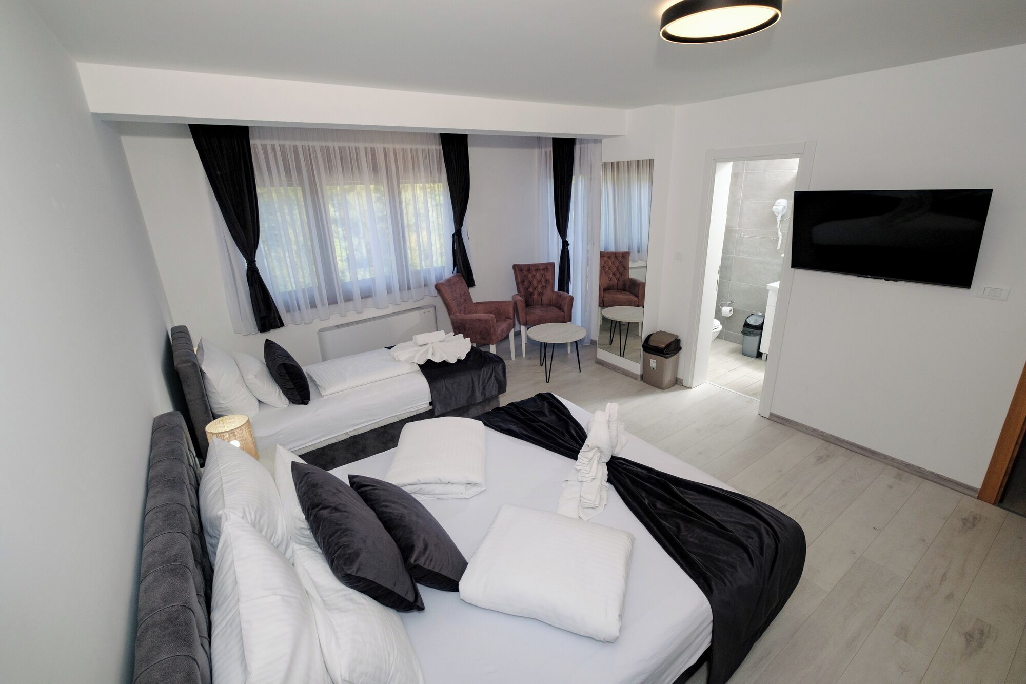 4 bedrooms, iron/ironing board, free WiFi, bed sheets
