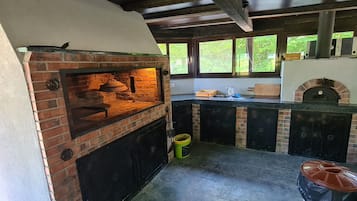 Fridge, oven, dishwasher, cookware/dishes/utensils