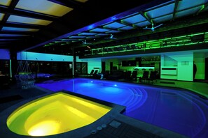 屋内プール、温水プール