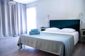 3 bedrooms, desk, iron/ironing board, travel cot