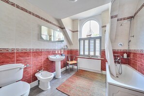 Combined shower/tub, deep soaking tub, hair dryer, towels